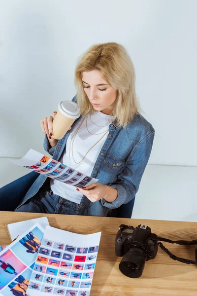 Vista Alto Angolo Del Fotografo Con Caffè Andare Guardare Campioni — Foto stock gratuita