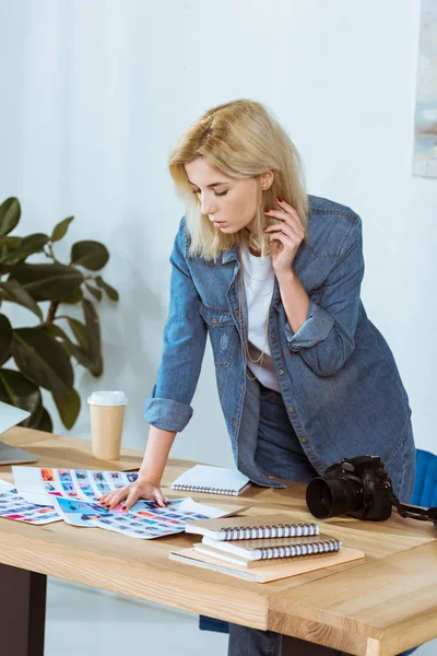 Portrait Focused Photographer Looking Photoshoot Samples Workplace Office — Stock Photo, Image