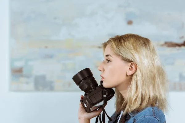 Side View Pensive Woman Photo Camera Hand Looking Away Studio — Stock Photo, Image