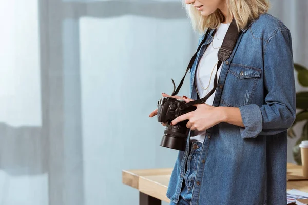 Visão Parcial Fotógrafo Com Câmera Fotográfica Mãos Estúdio — Fotografia de Stock