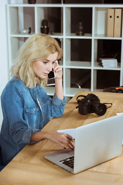 Side View Focused Photographer Talking Smartphone While Working Laptop Workplace — Stock Photo, Image