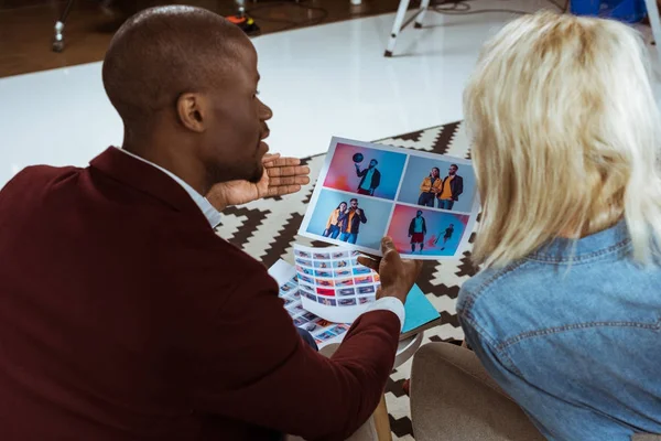 Vista Posteriore Dei Fotografi Che Scelgono Portafoglio Insieme Ufficio — Foto Stock