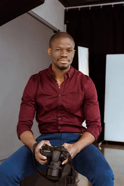 Retrato Sonriente Fotógrafo Afroamericano Con Cámara Fotos Las Manos Mirando — Foto de Stock