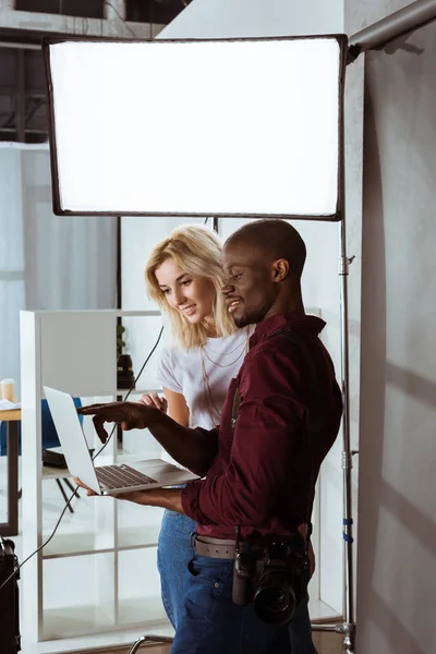 Afrika Kökenli Amerikalı Fotoğrafçı Beyaz Model Laptop Photoshoot Sırasında Birlikte — Stok fotoğraf