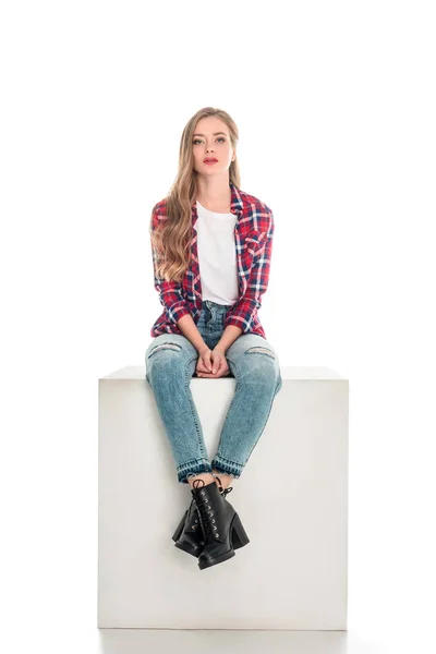 체크 무늬 셔츠와 청바지에 소녀 — 스톡 사진