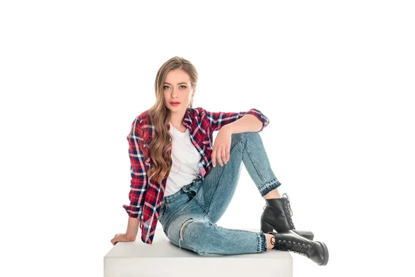 Dívka v kostkované košili a džínách — Stock fotografie