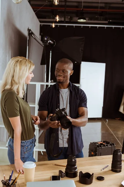 Interracial Photographers Talking Photo Cameras Workplace Studio — Stock Photo, Image