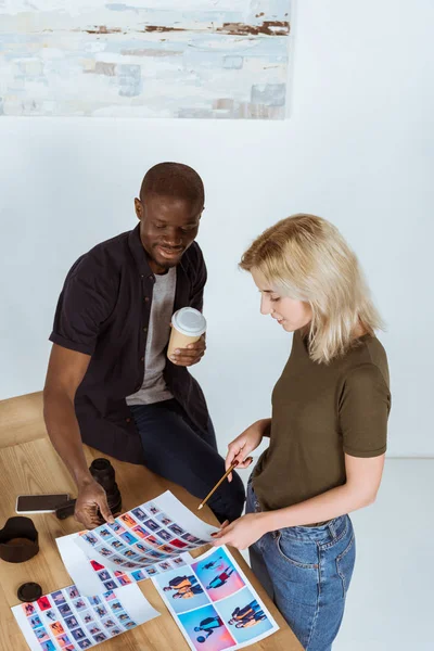 Portföy Office işyerinde birlikte tartışmaya çok kültürlü fotoğrafçıların yüksek açılı görünüş