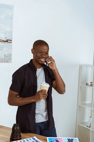 Portrait Smiling African American Man Coffee Talking Smartphone Office — Free Stock Photo