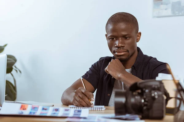 Portret Zamyślony Afryki Amerykański Fotograf Pracujący Miejscu Pracy Biurze — Darmowe zdjęcie stockowe