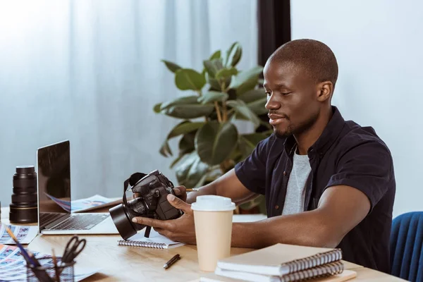 Portret Van Afro Amerikaanse Fotograaf Met Fotocamera Werkplek Met Laptop — Stockfoto