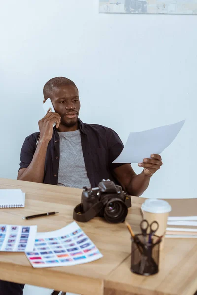 Retrato Fotógrafo Afroamericano Concentrado Hablando Smartphone Mientras Trabaja Oficina — Foto de stock gratuita