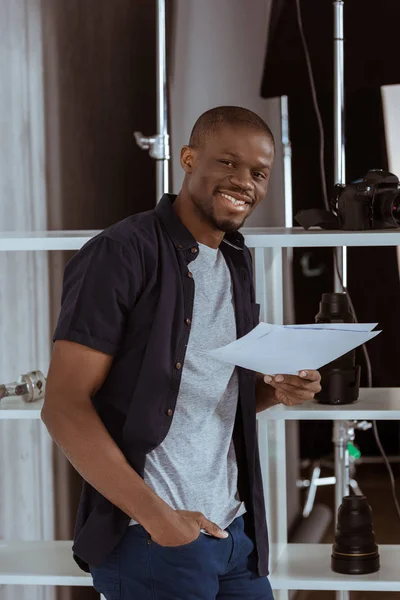 Portrait Cheerful African American Man Papers Hand Looking Camera Studio — Free Stock Photo