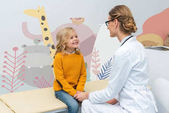 Ärztin mit kleinem Mädchen