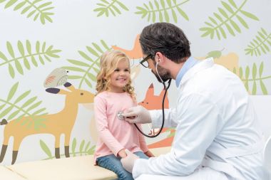 küçük kız nefes almak dinleme pediatrist
