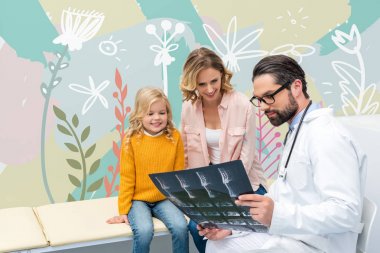 pediatrist gösteren x-ışını