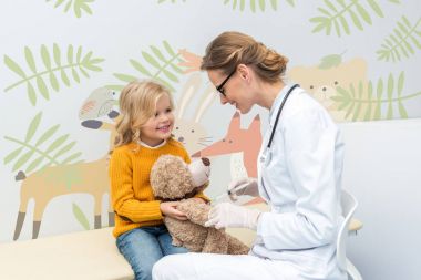oyuncak ayı için enjeksiyon yapıyor doktor