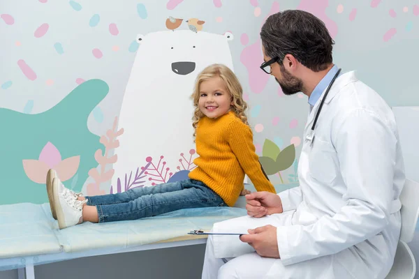 Niña visitando pediatra —  Fotos de Stock