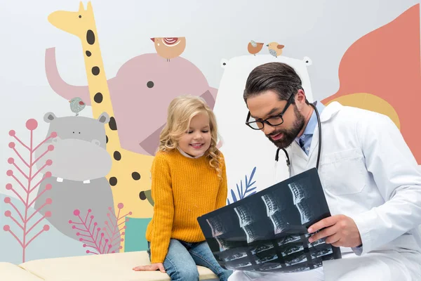 Kinderarzt zeigt Mädchen Röntgenbild — Stockfoto