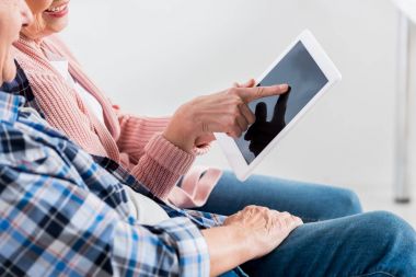 Komuta sizde ve dijital tablet boş ekran ile birlikte kullanan kadın kırpılmış