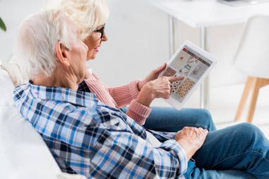 yan görünümü üst düzey çift dijital tablet pinterest logosu ile birlikte kullanma