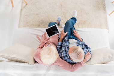 evde koltukta istirahat tablet ile üst düzey çift havai görünümü