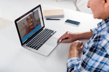 Komuta sizde laptop dizüstü evde ile masada çalışan kısmi görünümünü