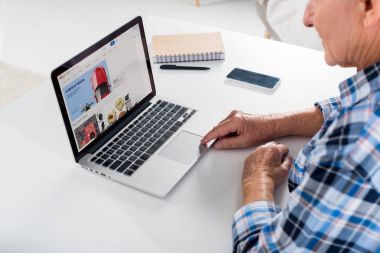 Komuta sizde masada dizüstü evde ile ebay logosu ile dizüstü bilgisayar üzerinde çalışan kısmi görünümünü