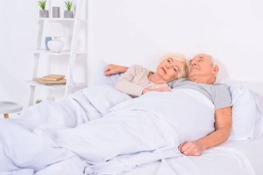üst düzey çift yatakta evde yatmaya portresi