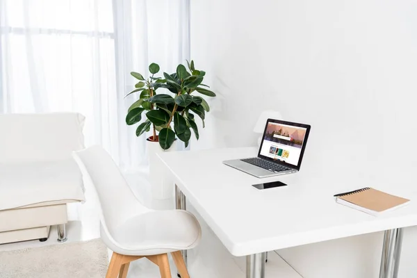 Laptop Dengan Logo Shutterstock Smartphone Dan Notebook Atas Meja Ruang — Stok Foto