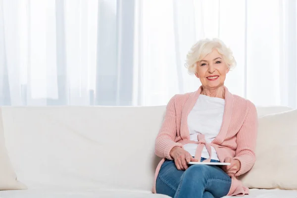 Retrato Mujer Mayor Sonriente Con Tableta Las Manos Descansando Sofá — Foto de Stock