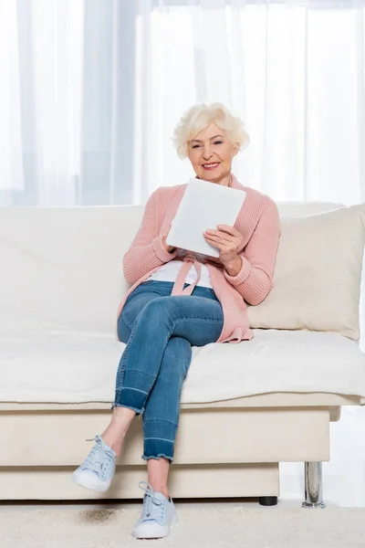 Alegre Mujer Mayor Sentado Sofá Uso Tableta Digital Casa — Foto de Stock