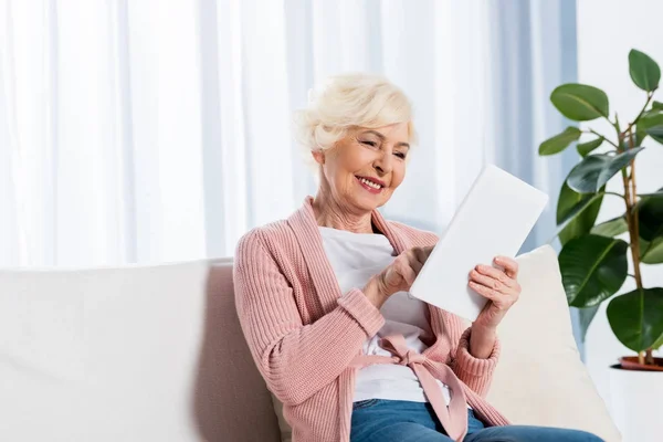 Porträt Einer Fröhlichen Seniorin Mit Digitalem Tablet Hause Auf Dem — Stockfoto