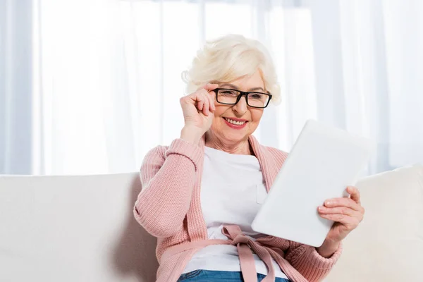 Retrato Una Mujer Mayor Sonriente Con Anteojos Usando Tableta Casa —  Fotos de Stock