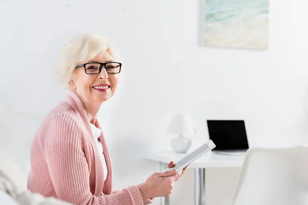 Zijaanzicht Van Lachende Senior Vrouw Met Tablet Handen Rustend Sofa — Stockfoto