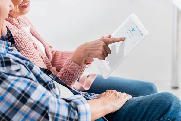 Plan Recadré Homme Une Femme Âgés Souriants Utilisant Une Tablette — Photo