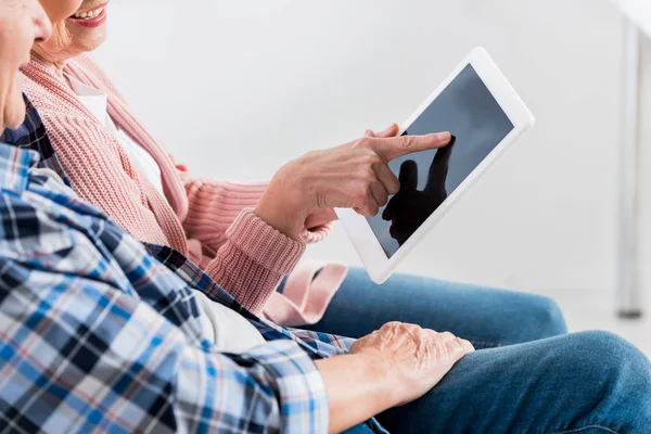 Gambar Dipotong Dari Pria Dan Wanita Senior Menggunakan Tablet Digital — Stok Foto