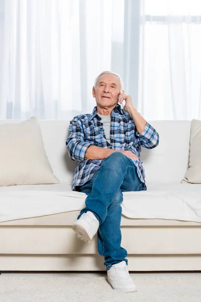 Senior Man Praten Smartphone Zittend Bank Thuis — Stockfoto