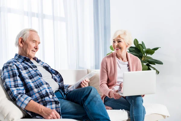 Portrait Senior Wife Husband Using Digital Devices Home — Stock Photo, Image