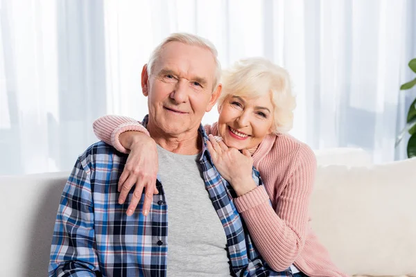 Porträt Eines Glücklichen Seniorehepaares Das Die Kamera Blickt — Stockfoto