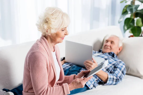 Selektiv Fokus För Senior Hustru Och Man Använder Digitala Enheter — Stockfoto