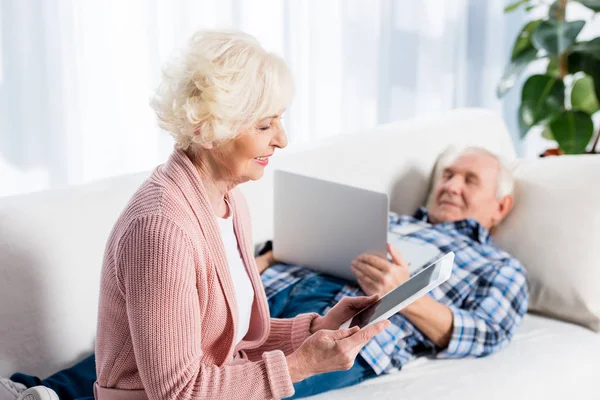 Selective Focus Senior Wife Husband Using Digital Devices Home — Stock Photo, Image