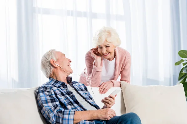 Šťastný Pár Senior Sluchátka Poslouchat Hudbu Společně Doma — Stock fotografie