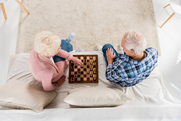 Κάτοψη Του Ανώτερος Ζευγάρι Παίζει Σκάκι Στο Σπίτι Στον Καναπέ — Φωτογραφία Αρχείου