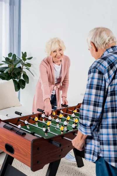 Schönes Senioren Paar Spielt Hause Tischkicker — Stockfoto