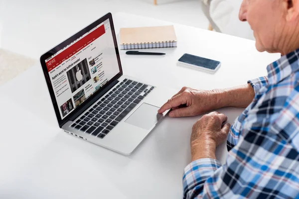 Visão Parcial Homem Sênior Sentado Mesa Usando Laptop Com Logotipo — Fotografia de Stock