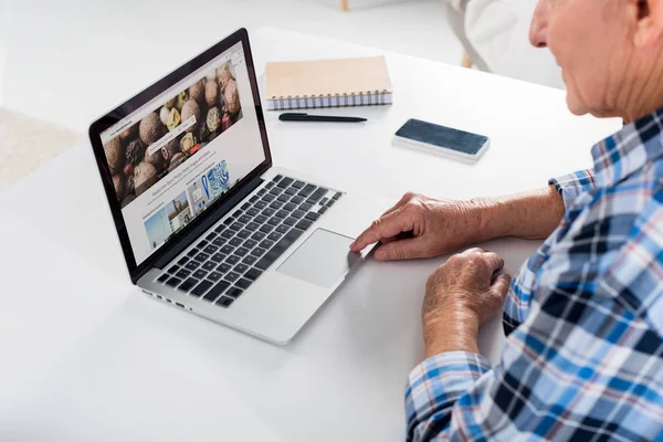 Teilansicht Eines Älteren Mannes Der Hause Laptop Mit Hinterlegungsfotos Tisch — Stockfoto