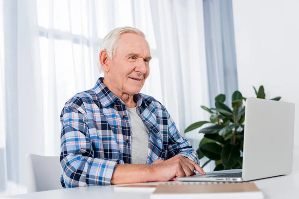 Porträtt Äldre Man Sitter Vid Bord Och Använder Bärbar Dator — Stockfoto