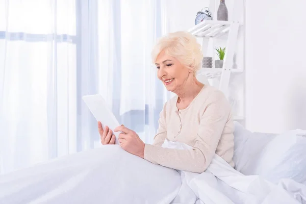 Μερική Άποψη Του Ευτυχής Ανώτερος Γυναίκα Tablet Ξαπλωμένη Στο Κρεβάτι — Φωτογραφία Αρχείου