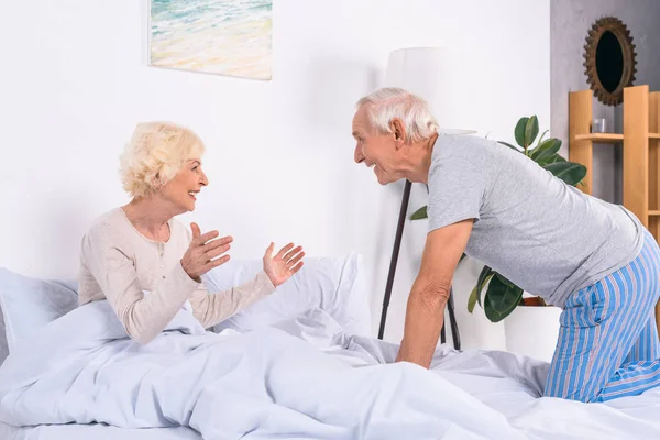 Zijaanzicht Van Gelukkig Senior Vrouw Man Rust Bed Thuis — Stockfoto